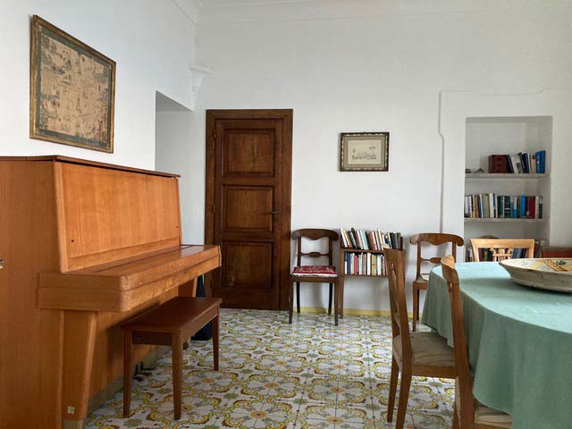 Raum mit Klavier und einem Tisch