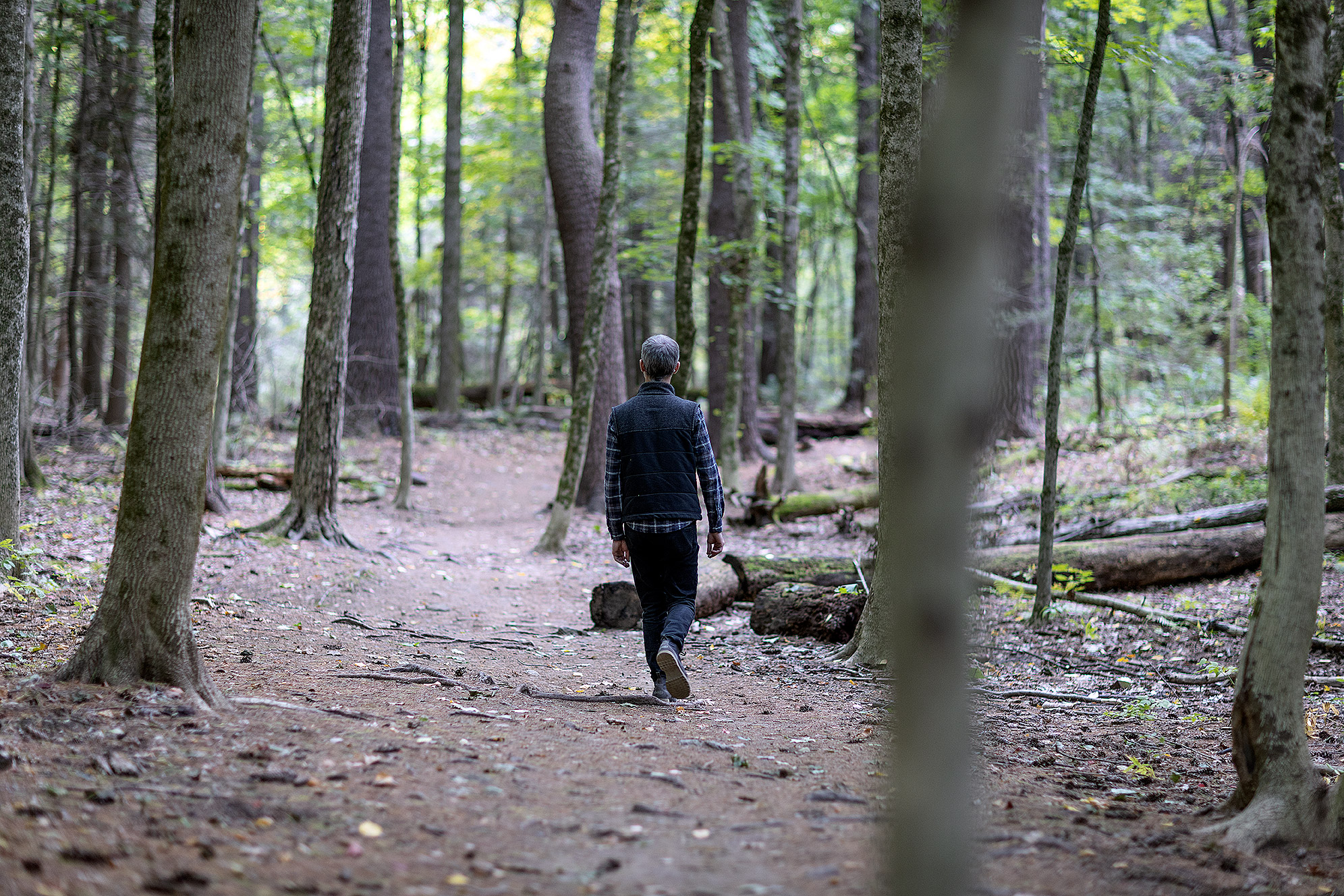 Eric Wubbels läuft im Wald