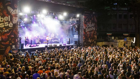 Festival Label Suisse: Eine große Bühne, auf der ein Konzert stattfindet, davor das Publikum